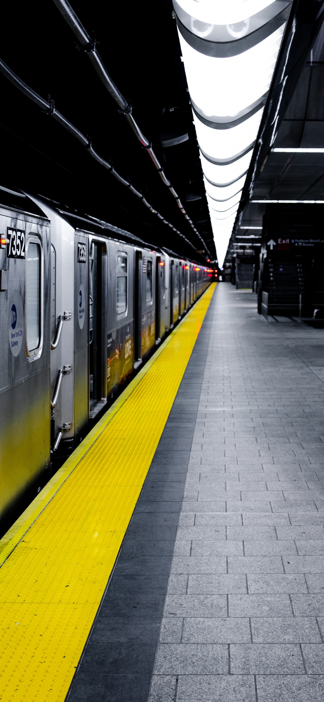 Tren Gris en la Estación de Tren. Wallpaper in 1125x2436 Resolution