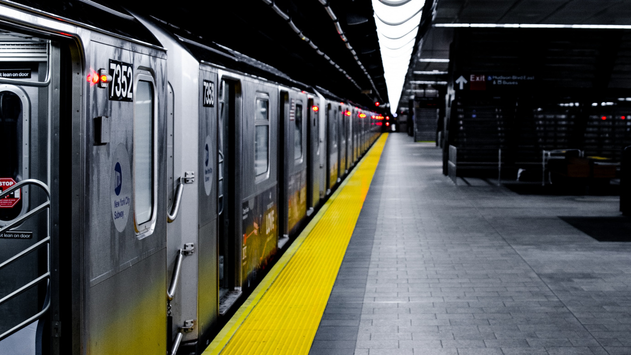 Gray Train in Train Station. Wallpaper in 1280x720 Resolution