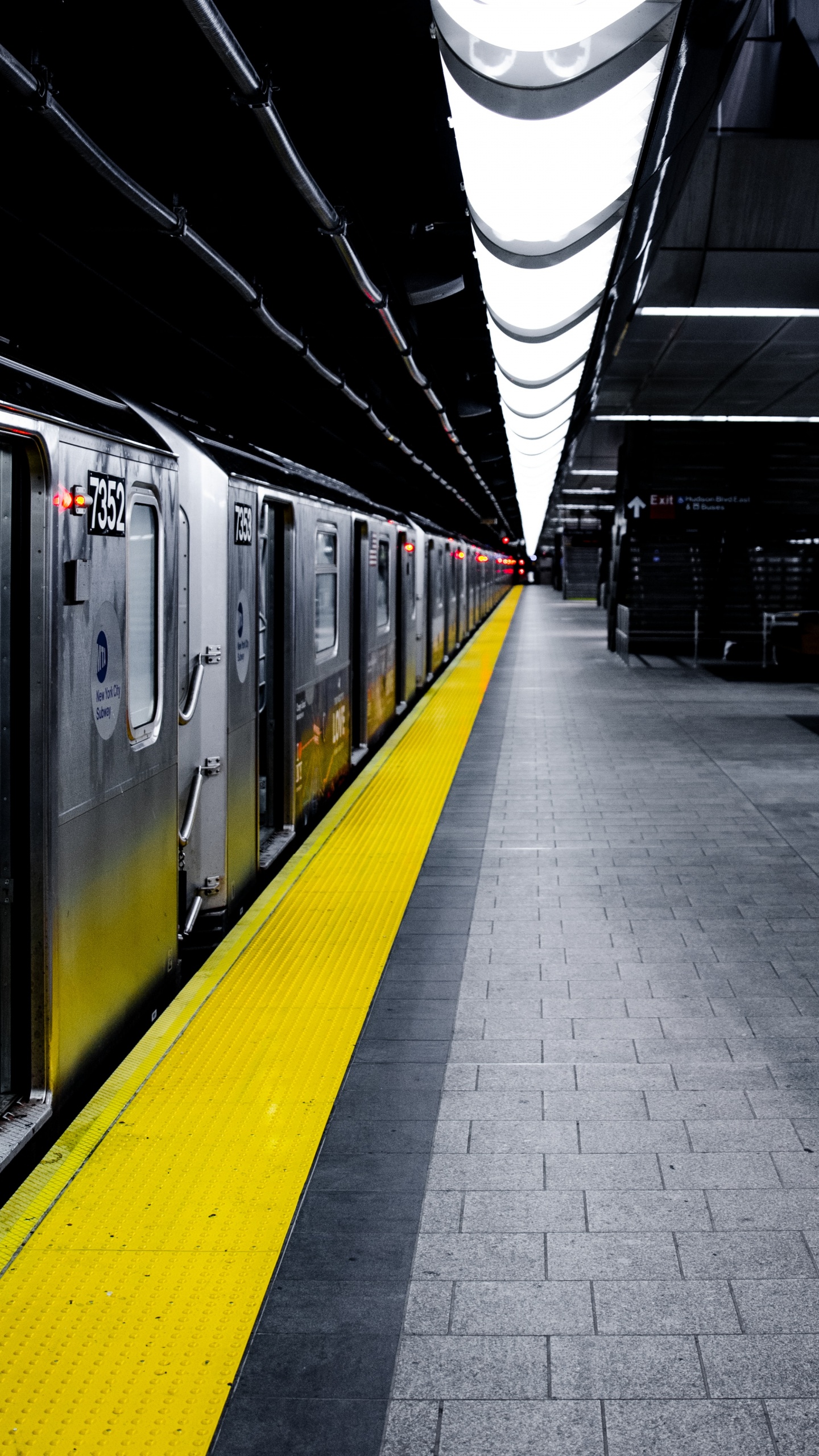 Gray Train in Train Station. Wallpaper in 1440x2560 Resolution