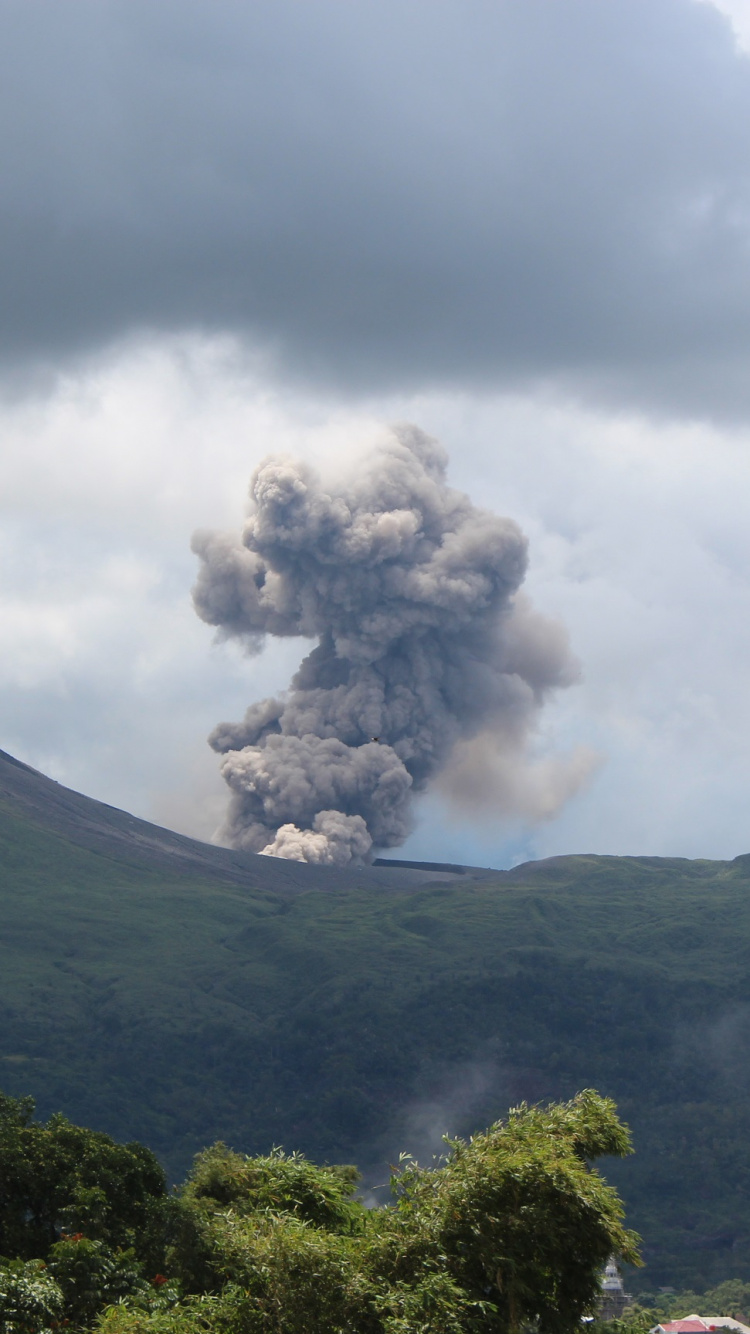 Tagsüber Grüner Berg Unter Weißen Wolken. Wallpaper in 750x1334 Resolution