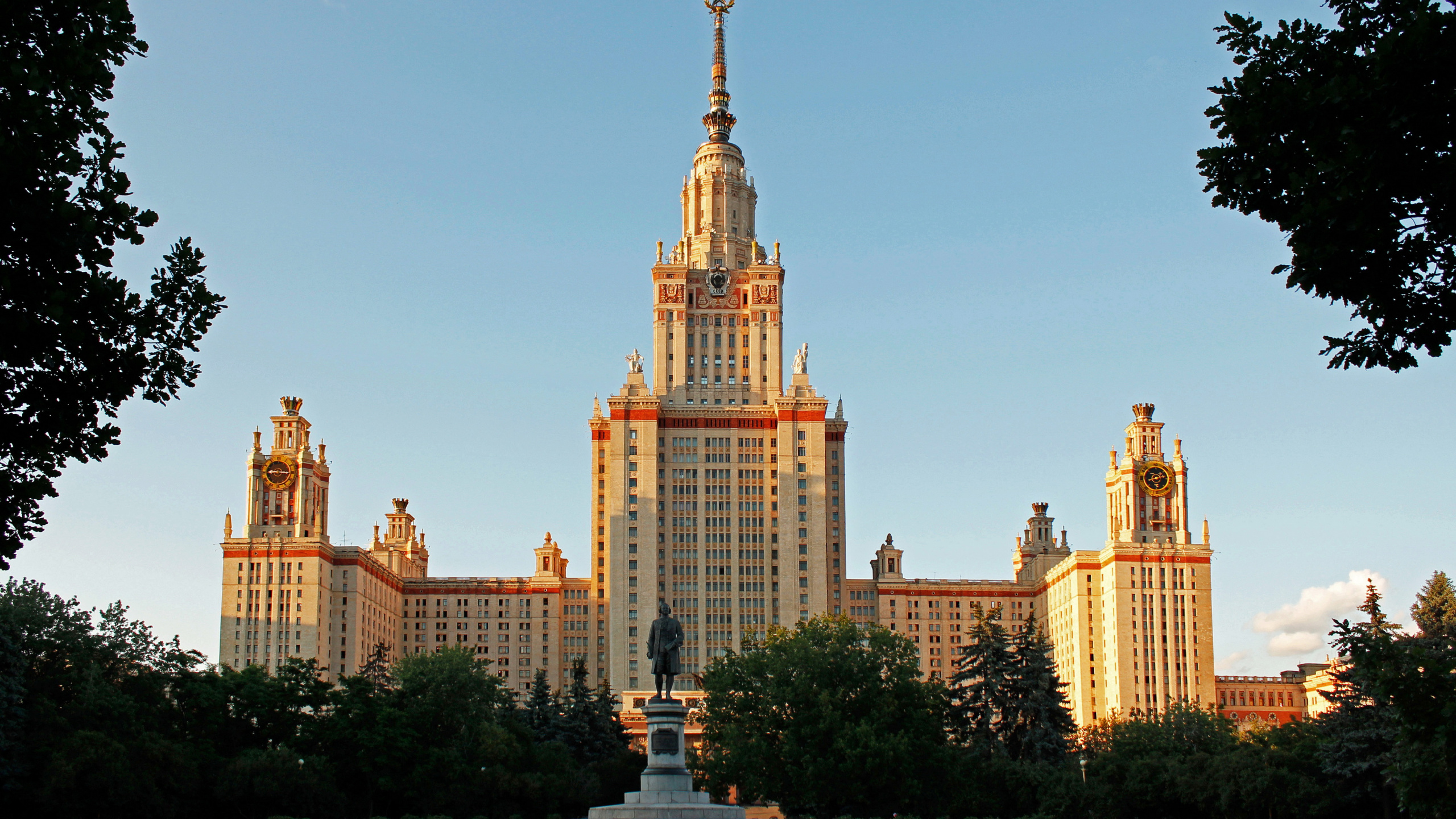 Brown Concrete Building During Daytime. Wallpaper in 2560x1440 Resolution