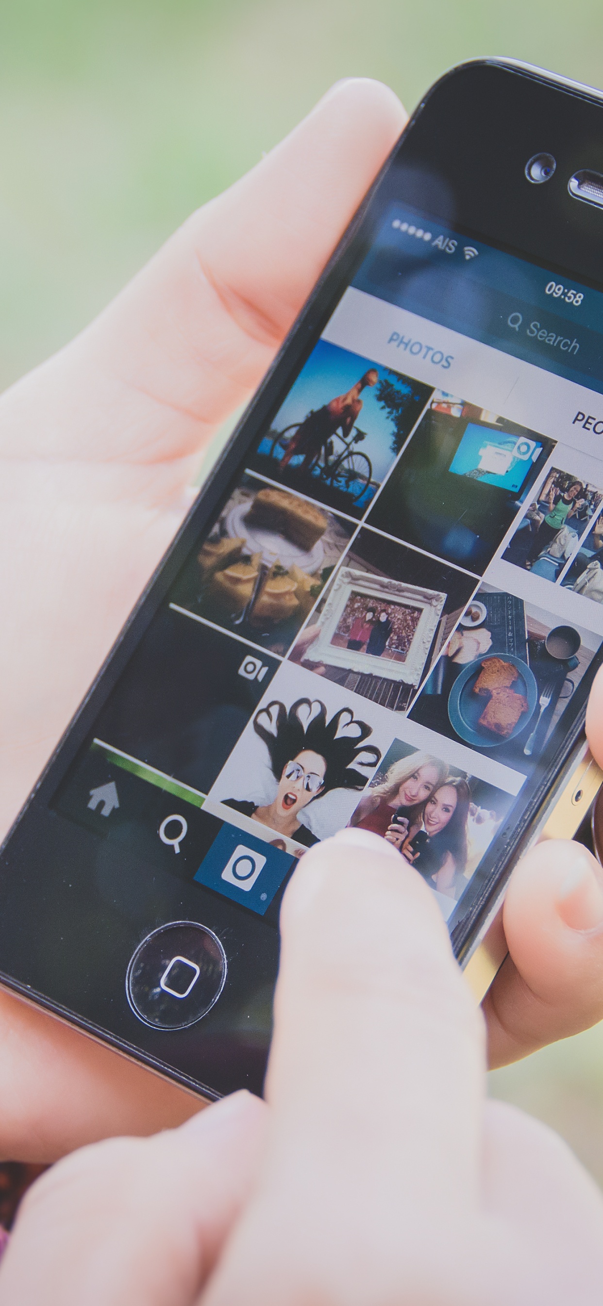 Personne Tenant un Iphone 4 Noir. Wallpaper in 1242x2688 Resolution