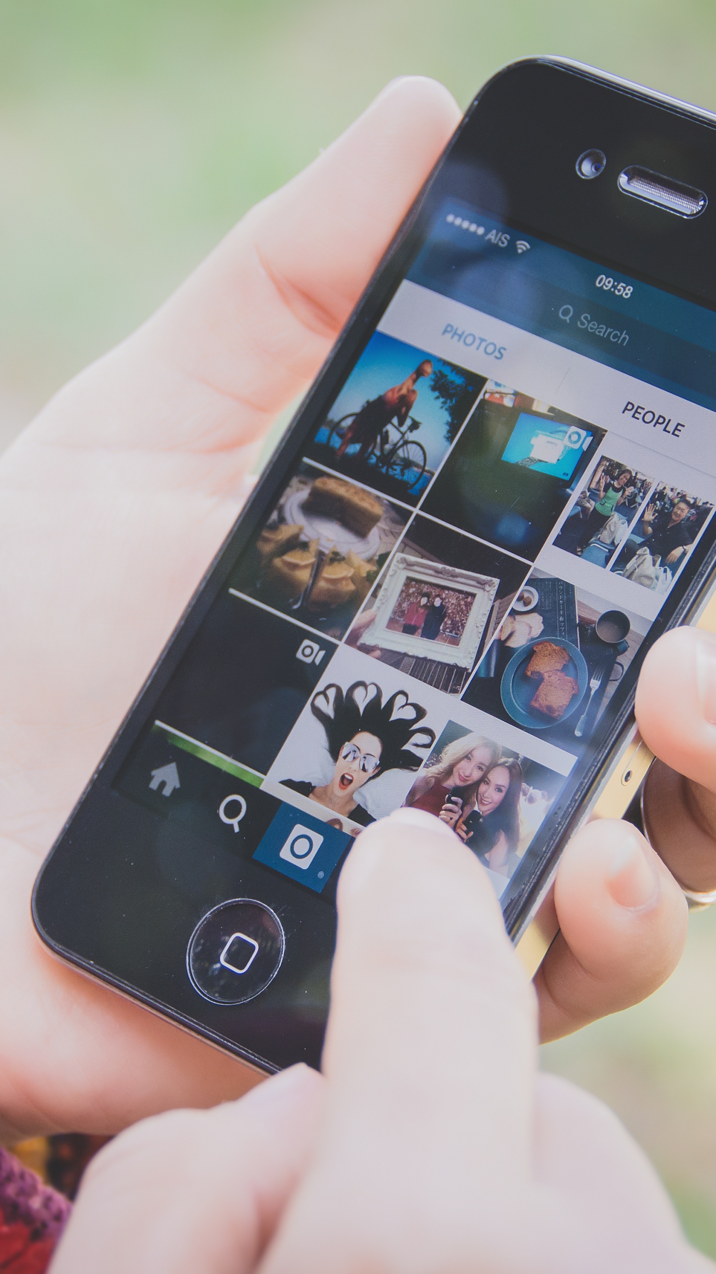 Persona Con Iphone 4 Negro. Wallpaper in 1440x2560 Resolution