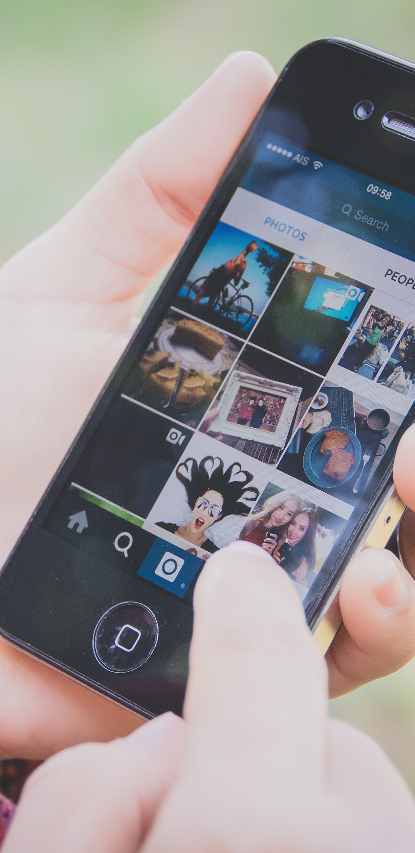 Person Mit Schwarzem IPhone 4. Wallpaper in 1440x2960 Resolution