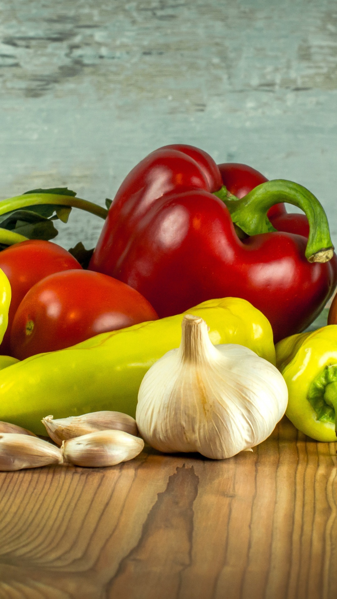 Green and Red Bell Peppers. Wallpaper in 1080x1920 Resolution