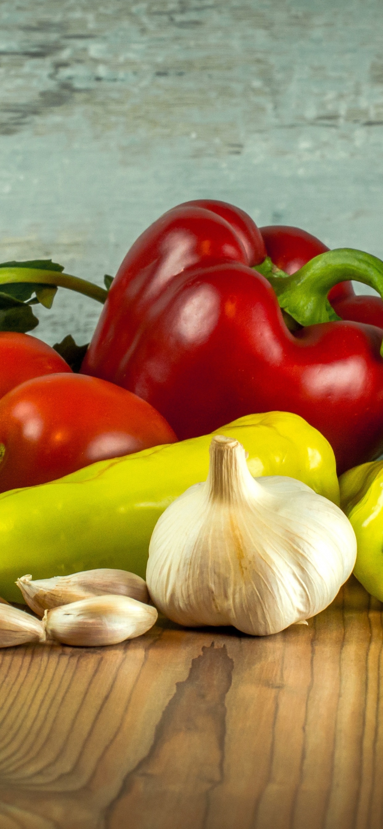 Green and Red Bell Peppers. Wallpaper in 1242x2688 Resolution