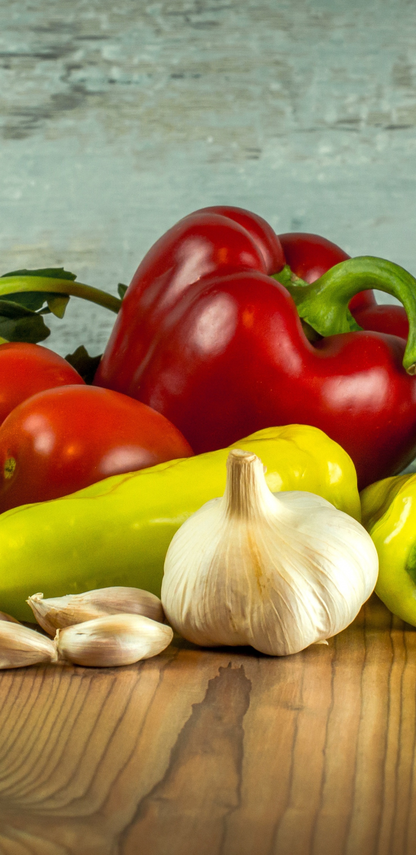 Green and Red Bell Peppers. Wallpaper in 1440x2960 Resolution