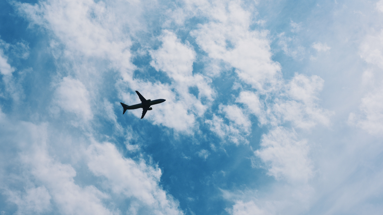 Avion Volant Dans le Ciel Pendant la Journée. Wallpaper in 1280x720 Resolution