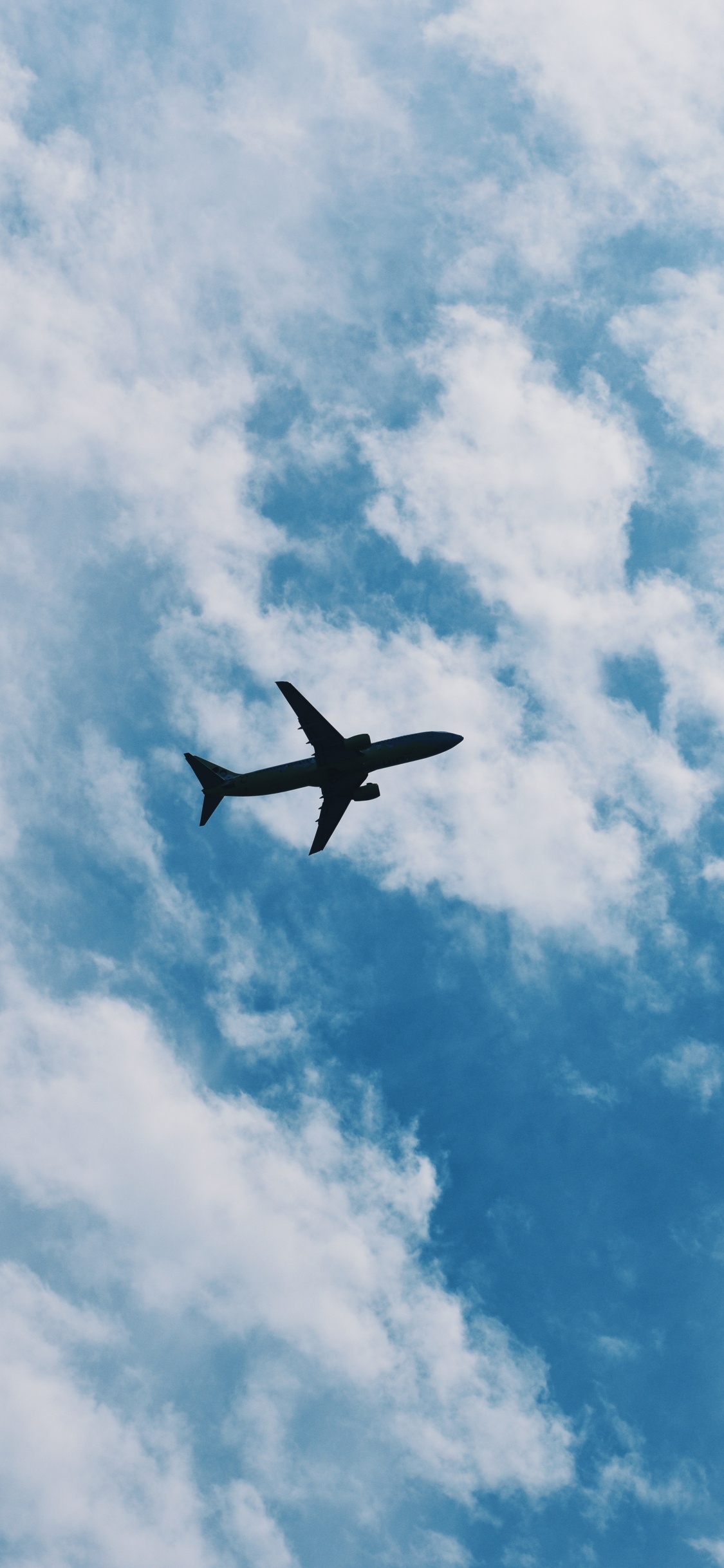 Flugzeug Fliegt Tagsüber in Den Himmel. Wallpaper in 1125x2436 Resolution