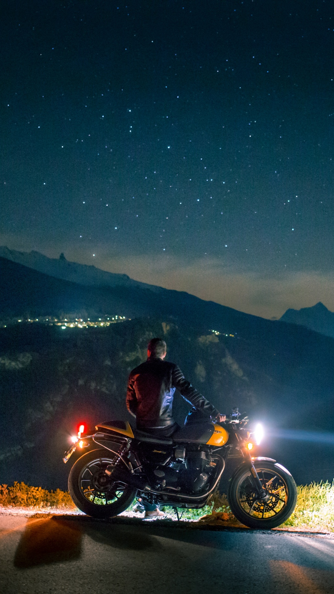 Homme Monté Sur Moto Sur Route Pendant la Nuit. Wallpaper in 1080x1920 Resolution
