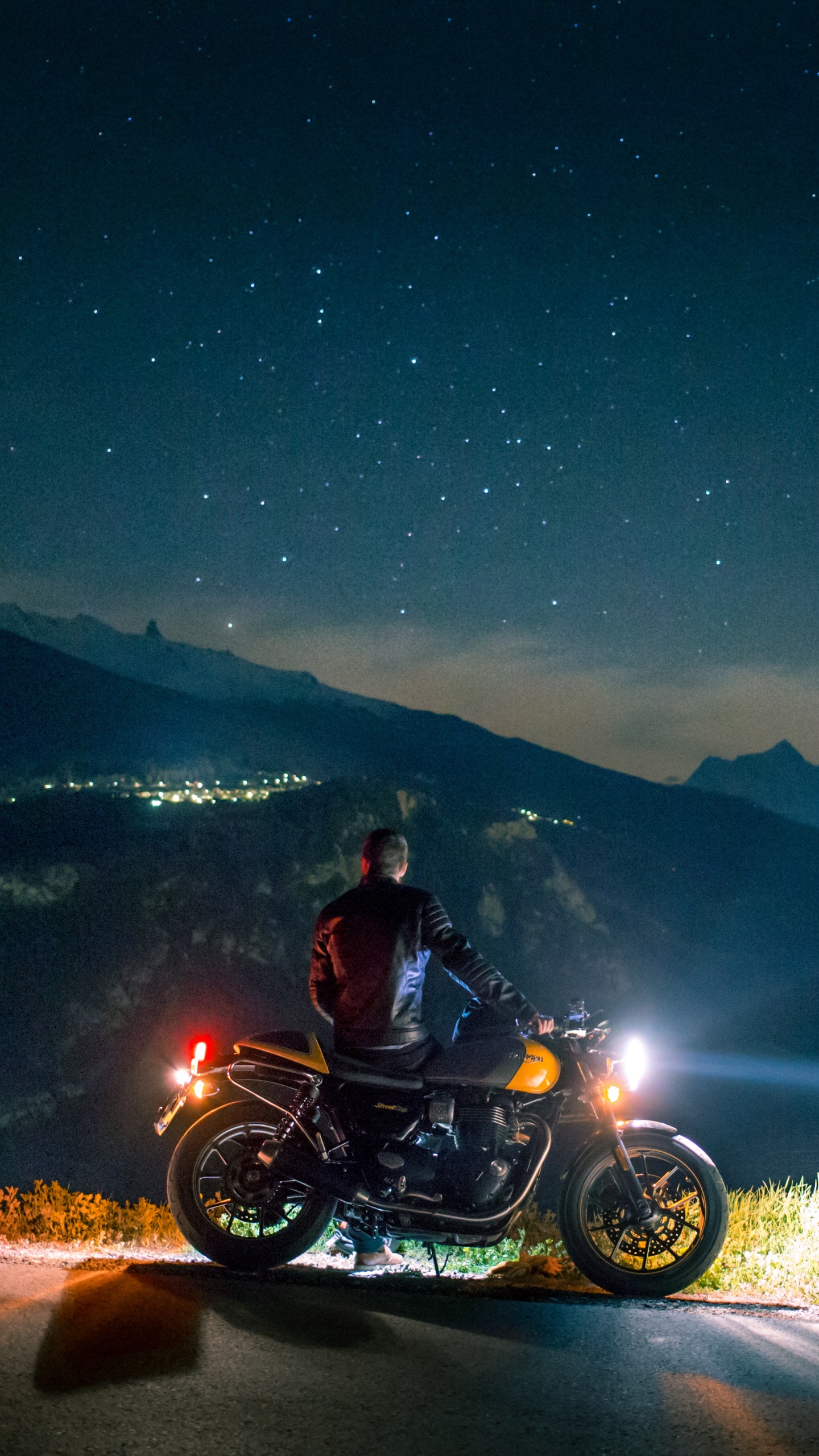 Homme Monté Sur Moto Sur Route Pendant la Nuit. Wallpaper in 1440x2560 Resolution