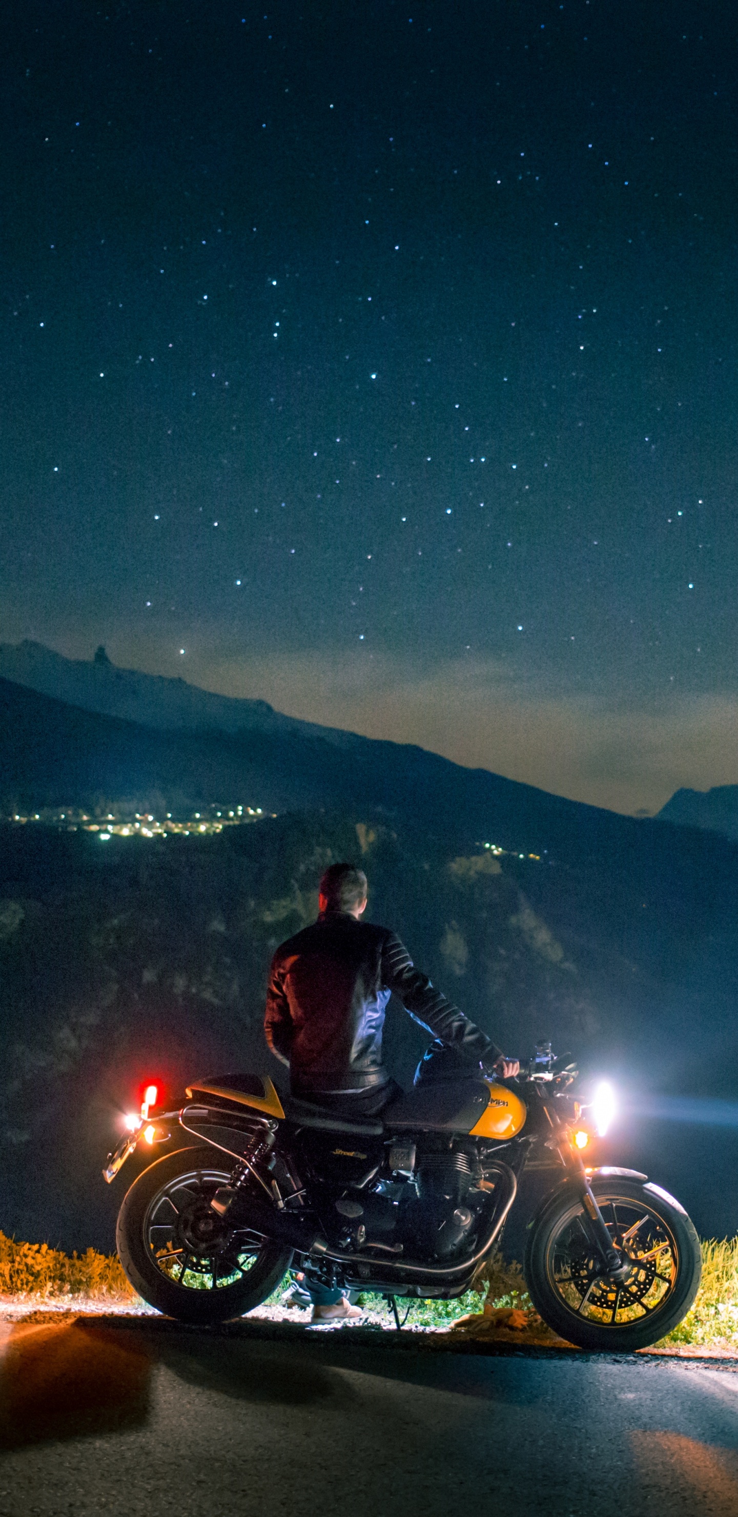 Homme Monté Sur Moto Sur Route Pendant la Nuit. Wallpaper in 1440x2960 Resolution