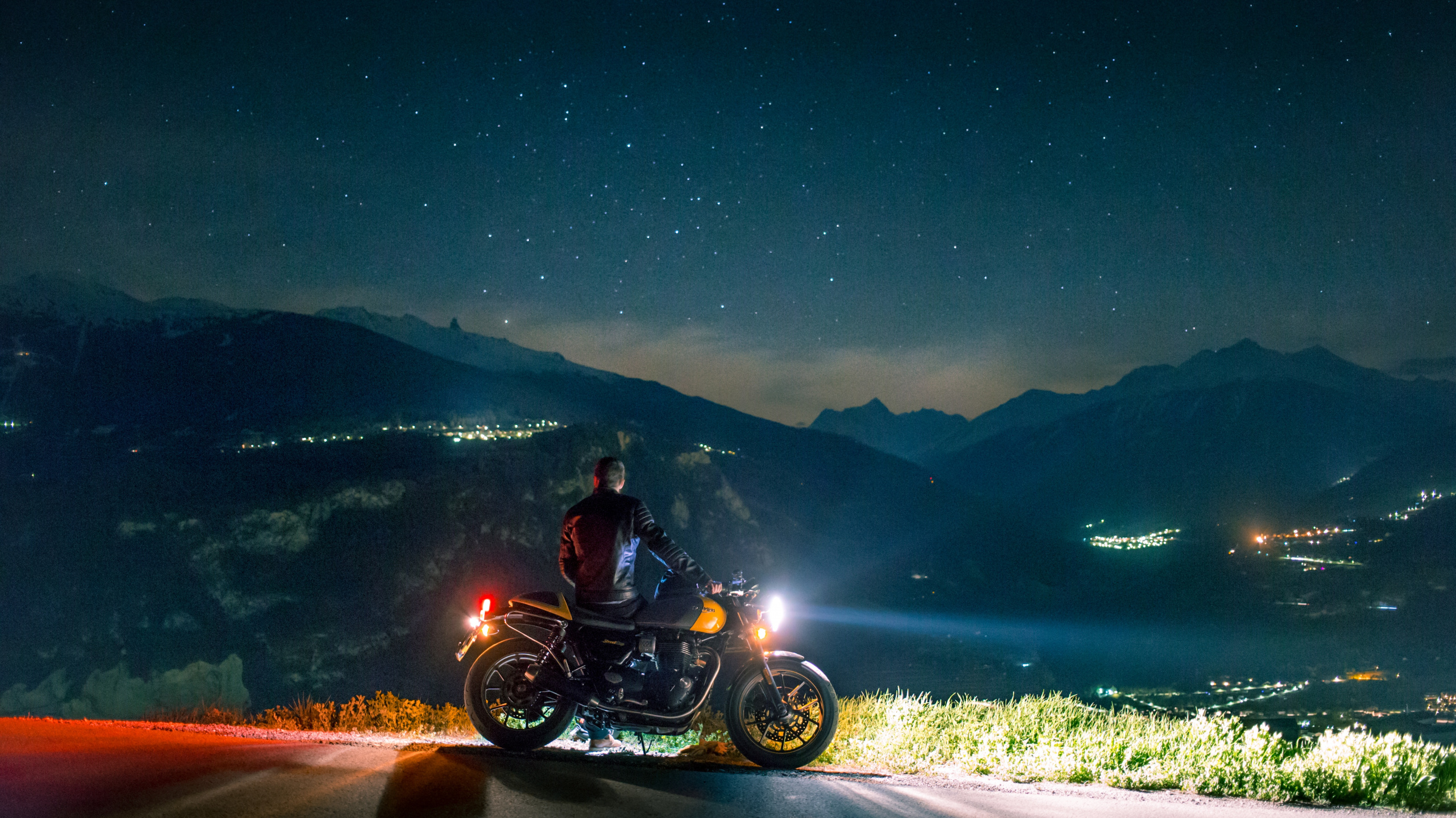 Homme Monté Sur Moto Sur Route Pendant la Nuit. Wallpaper in 2560x1440 Resolution