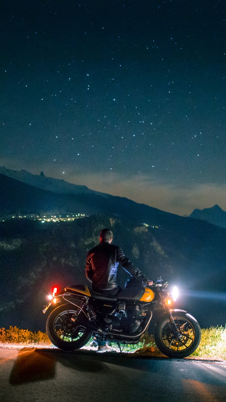 Homme Monté Sur Moto Sur Route Pendant la Nuit. Wallpaper in 720x1280 Resolution