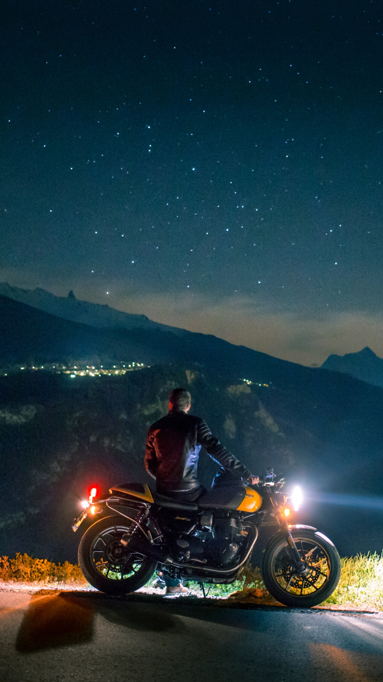 Homme Monté Sur Moto Sur Route Pendant la Nuit. Wallpaper in 750x1334 Resolution