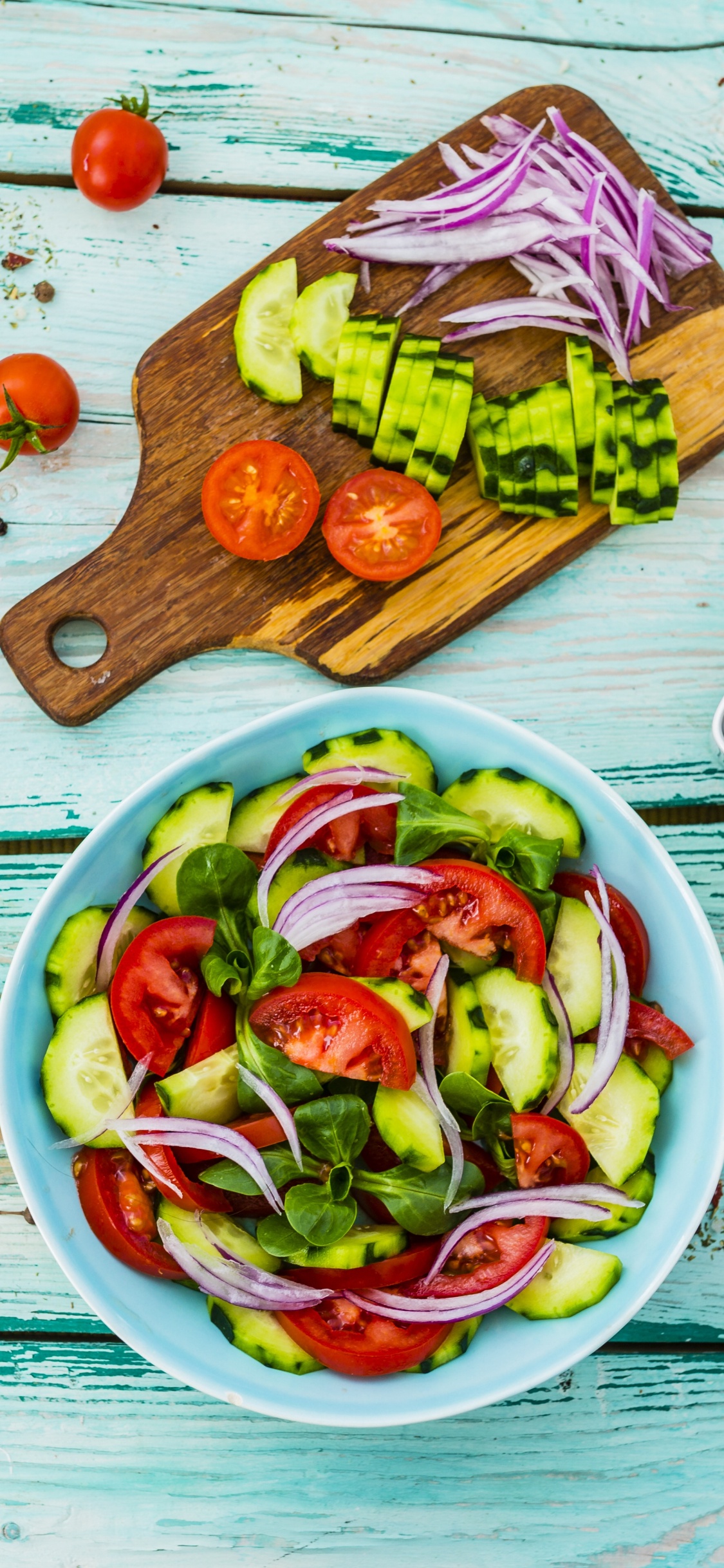 Légumes Tranchés Sur un Bol en Céramique Blanche à Côté D'une Planche à Découper en Bois Marron. Wallpaper in 1125x2436 Resolution
