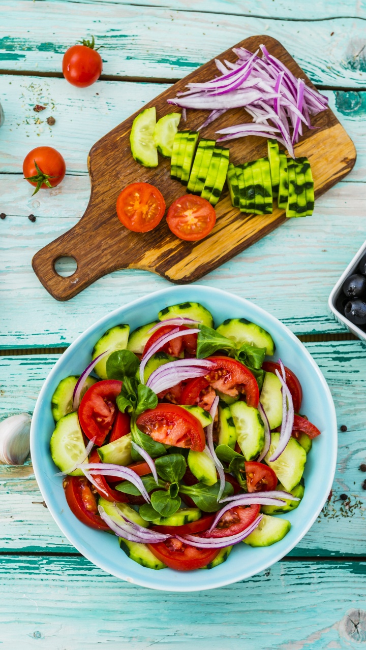 Légumes Tranchés Sur un Bol en Céramique Blanche à Côté D'une Planche à Découper en Bois Marron. Wallpaper in 720x1280 Resolution