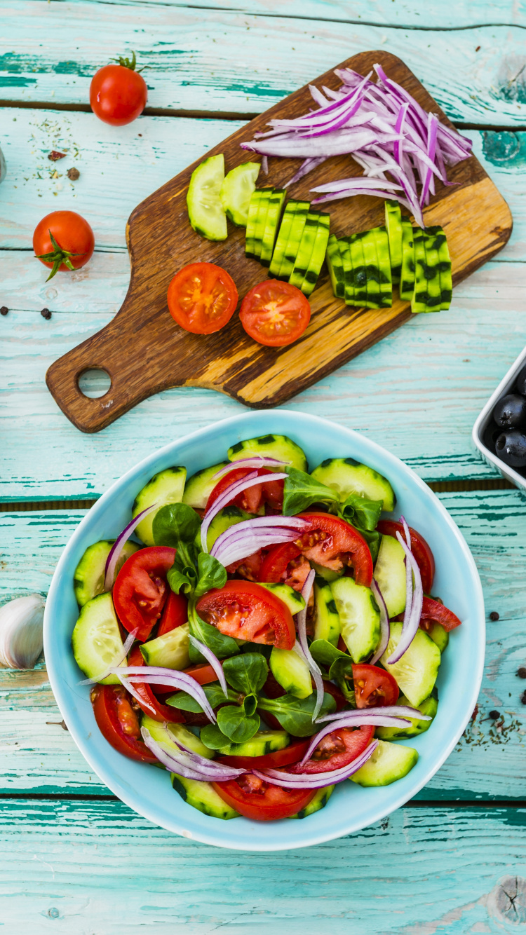 Légumes Tranchés Sur un Bol en Céramique Blanche à Côté D'une Planche à Découper en Bois Marron. Wallpaper in 750x1334 Resolution