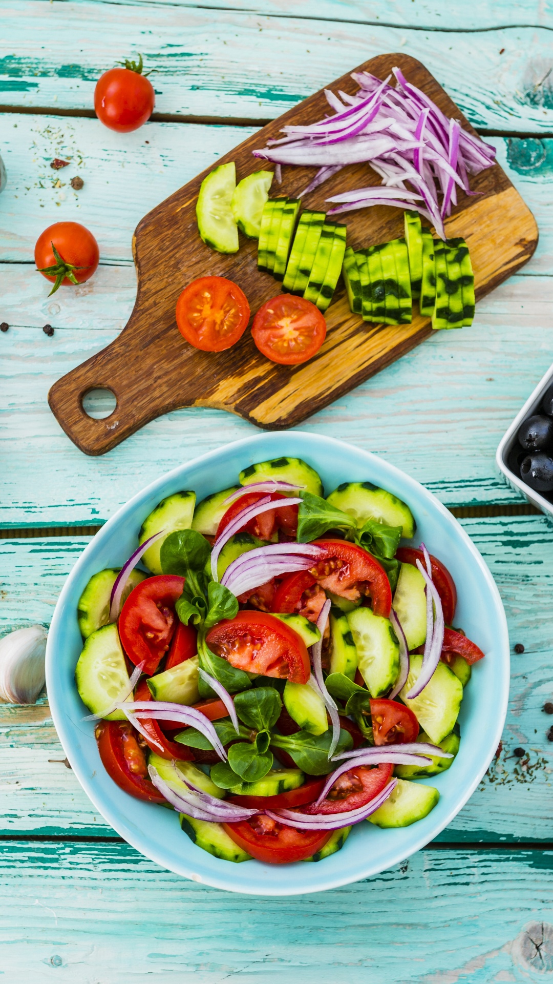 Verduras en Rodajas en un Tazón de Cerámica Blanca Junto a Una Tabla de Cortar de Madera Marrón. Wallpaper in 1080x1920 Resolution