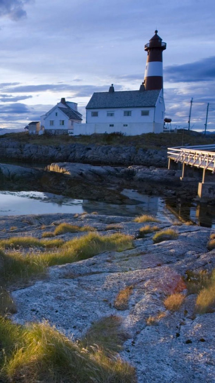Bâtiment en Béton Blanc Sur Terrain D'herbe Verte Sous Des Nuages Blancs Pendant la Journée. Wallpaper in 720x1280 Resolution