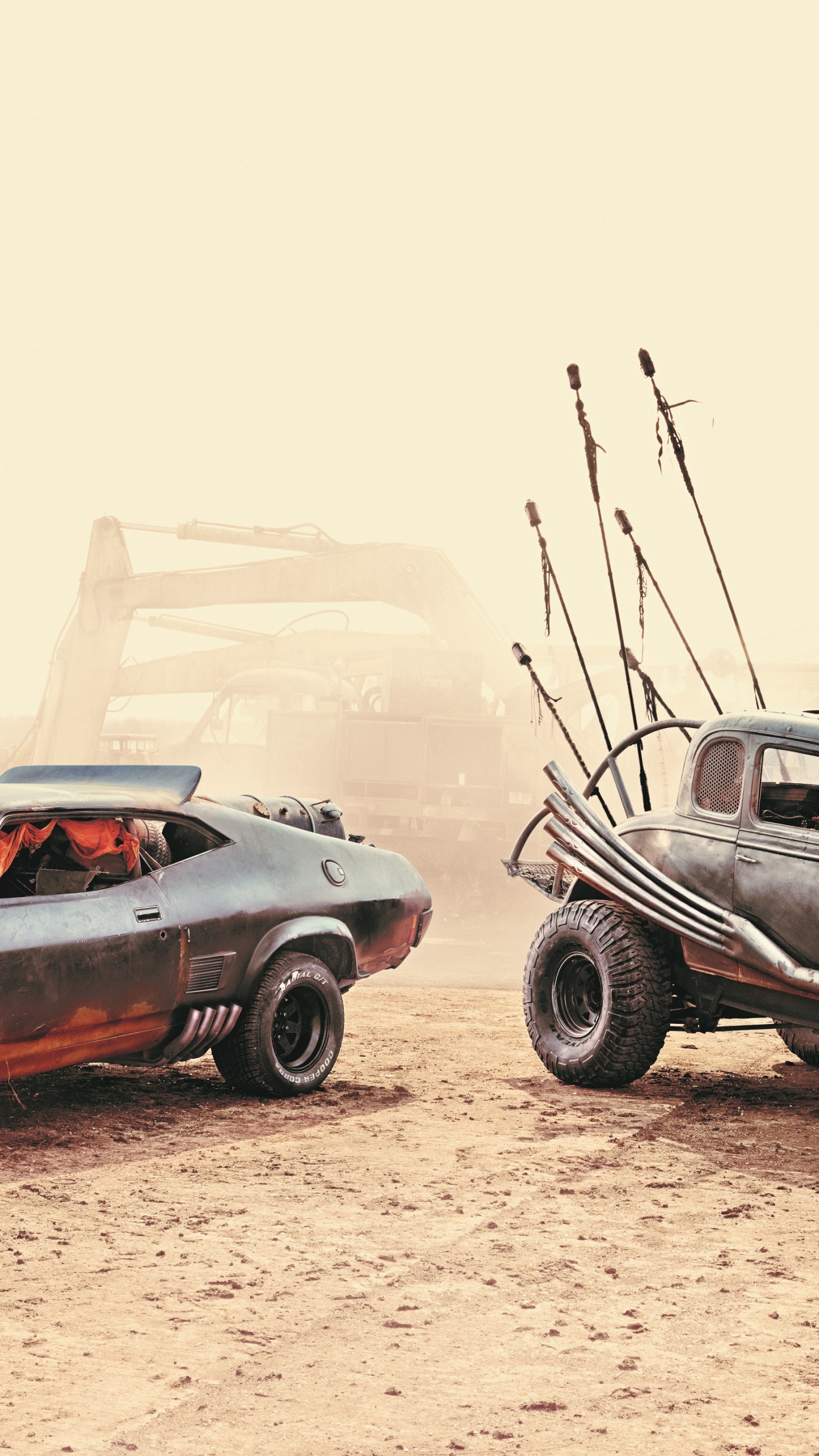 Coches de Época Negra Sobre Arena Marrón Durante el Día. Wallpaper in 1440x2560 Resolution