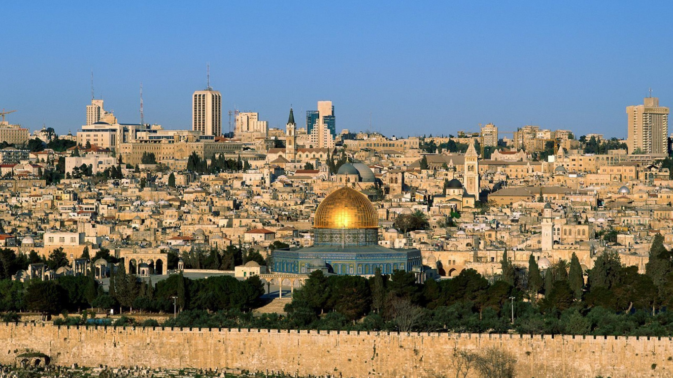 Braunes Kuppelgebäude Unter Blauem Himmel Tagsüber. Wallpaper in 1366x768 Resolution