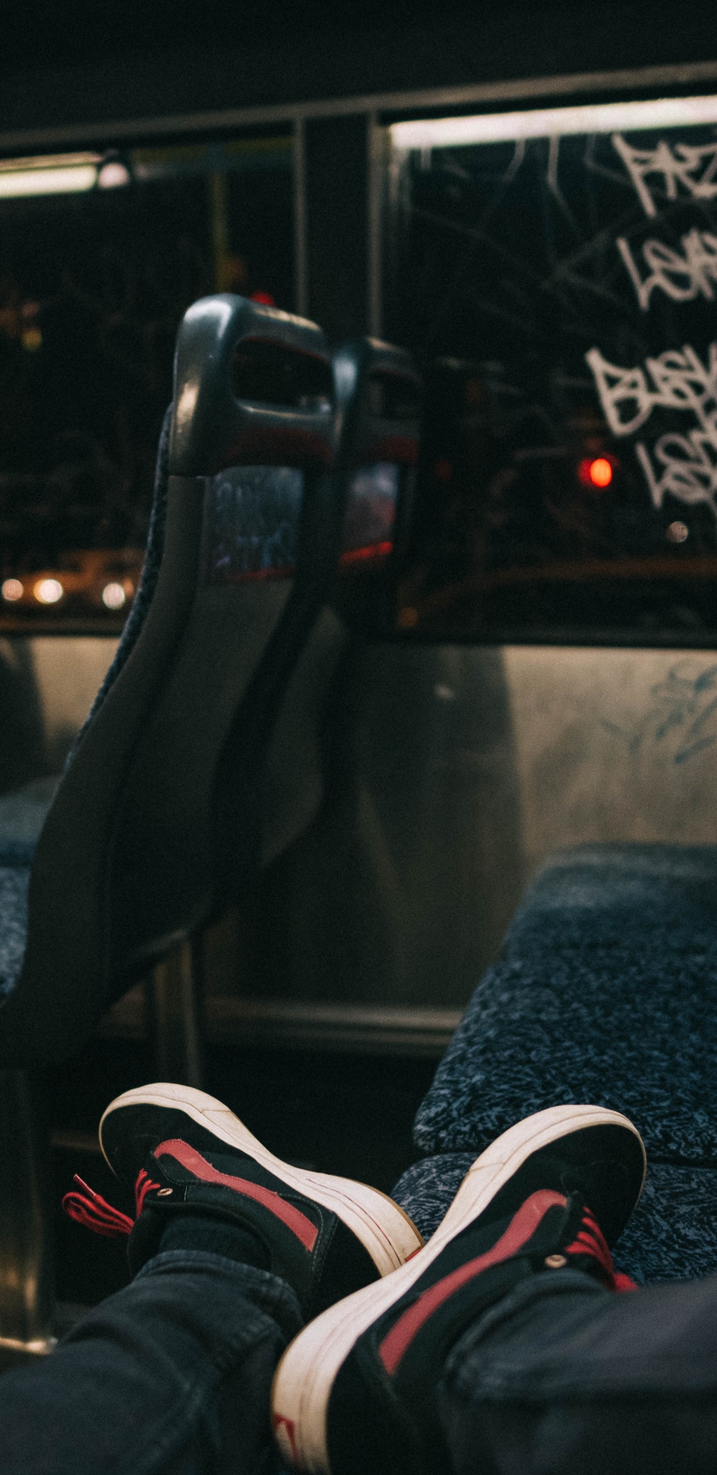 Person, Die Schwarze Und Rote Nike-Sportschuhe Trägt. Wallpaper in 1440x2960 Resolution