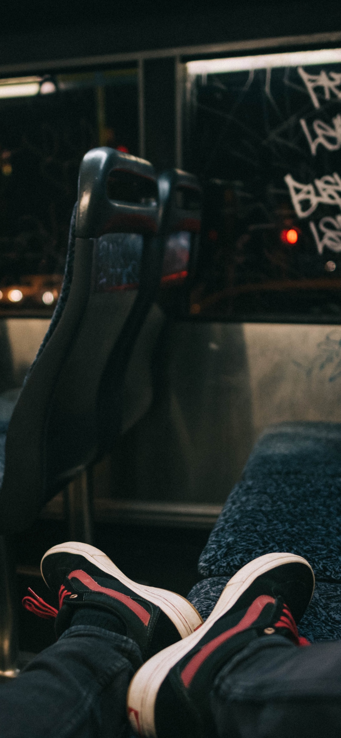 Personne Portant Des Chaussures de Sport Nike Noires et Rouges. Wallpaper in 1125x2436 Resolution