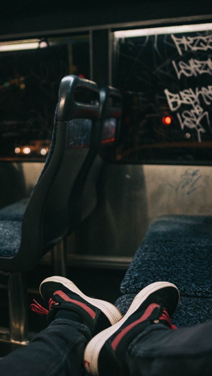 Personne Portant Des Chaussures de Sport Nike Noires et Rouges. Wallpaper in 720x1280 Resolution