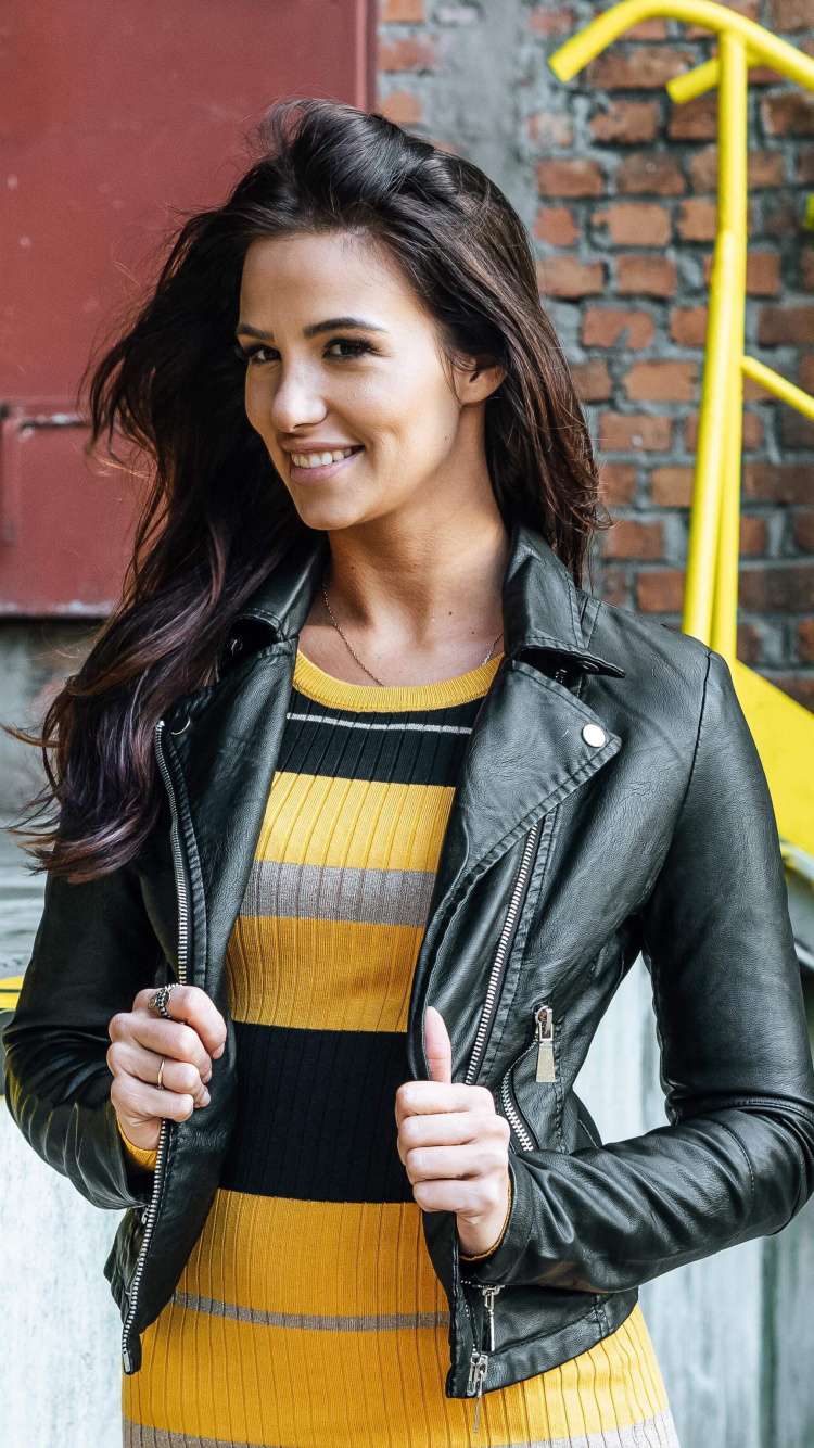 Jeans, Amarillo, Moda de la Calle, Chaqueta, Instantánea. Wallpaper in 750x1334 Resolution