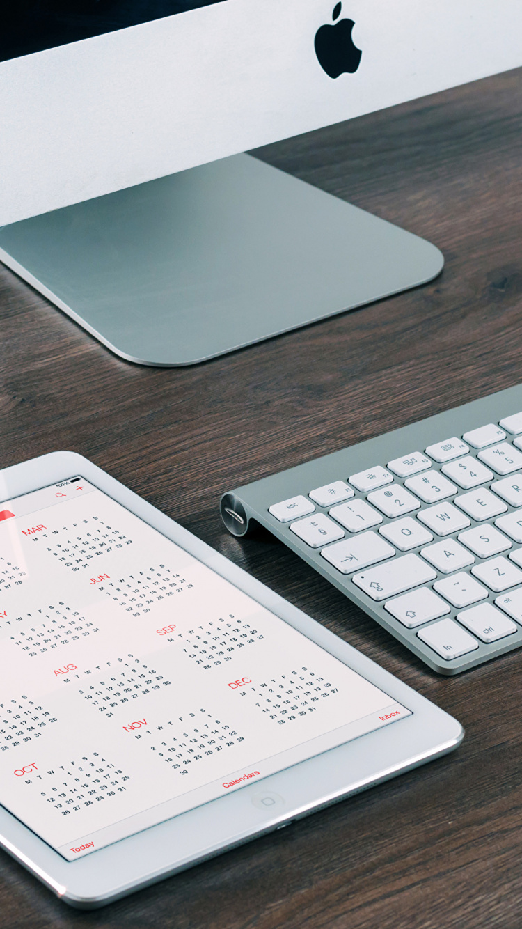 Clavier Argent Imac et Apple Sur un Bureau en Bois Marron. Wallpaper in 750x1334 Resolution