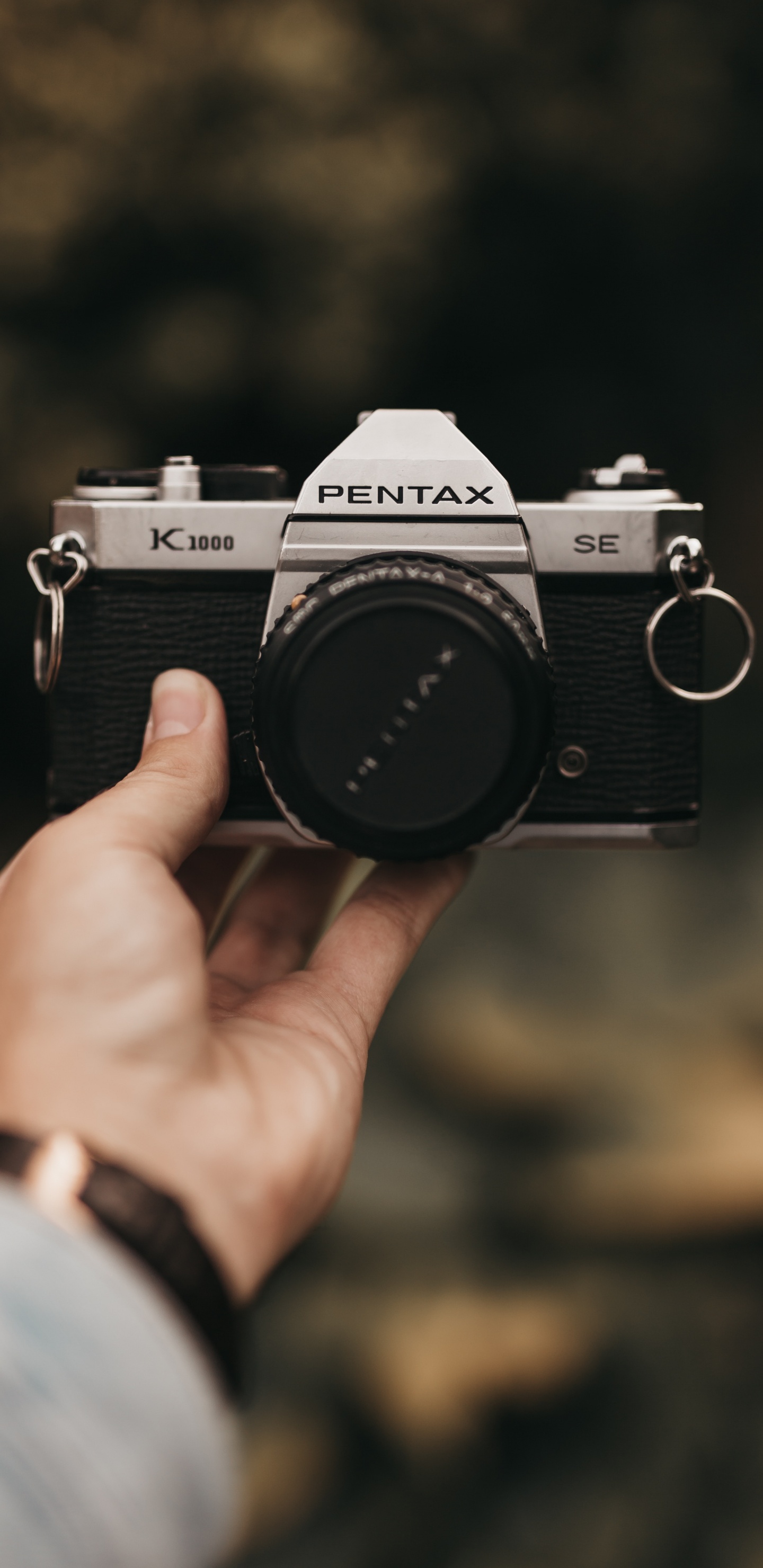 Person, Die Eine Schwarze Und Silberne Nikon-Dslr-Kamera Hält. Wallpaper in 1440x2960 Resolution