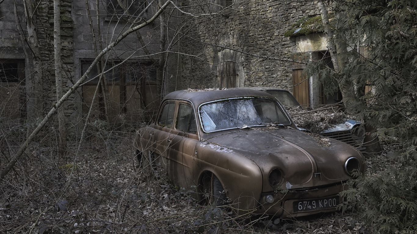 Vintage Coche Marrón Aparcado Junto a la Pared de Ladrillo Marrón. Wallpaper in 1366x768 Resolution