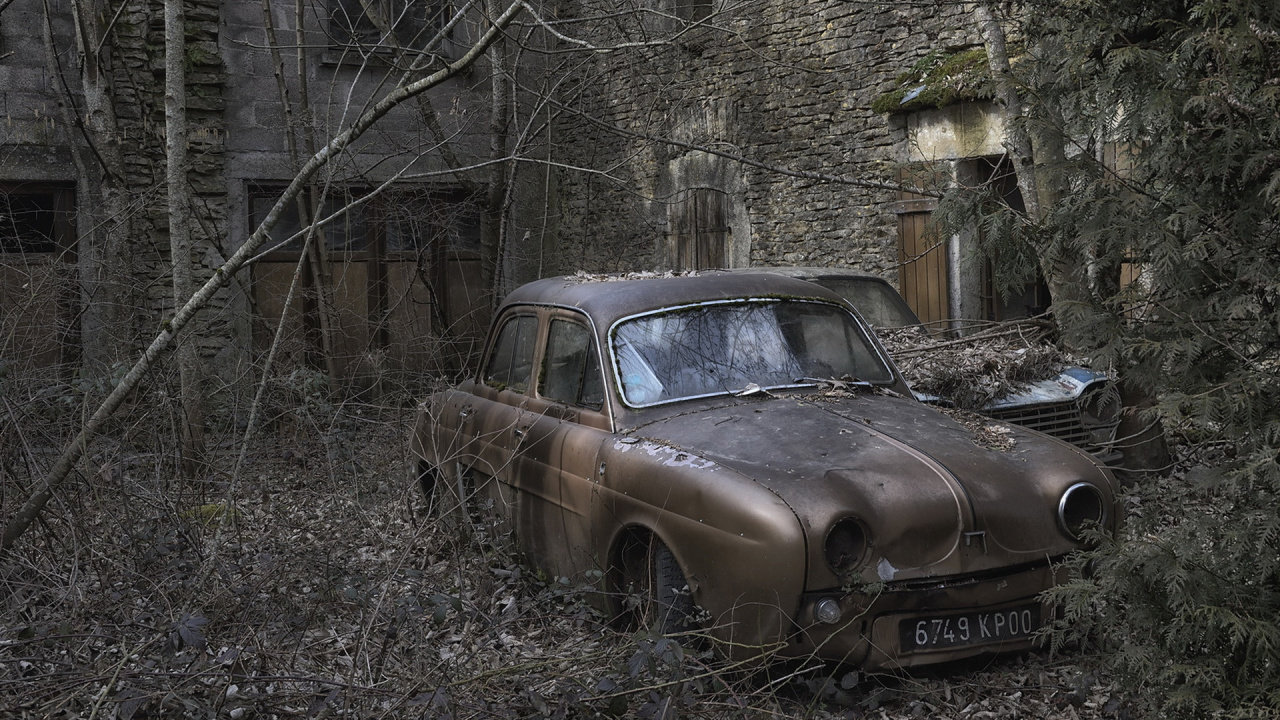 Voiture Vintage Brune Garée à Côté du Mur de Briques Brunes. Wallpaper in 1280x720 Resolution