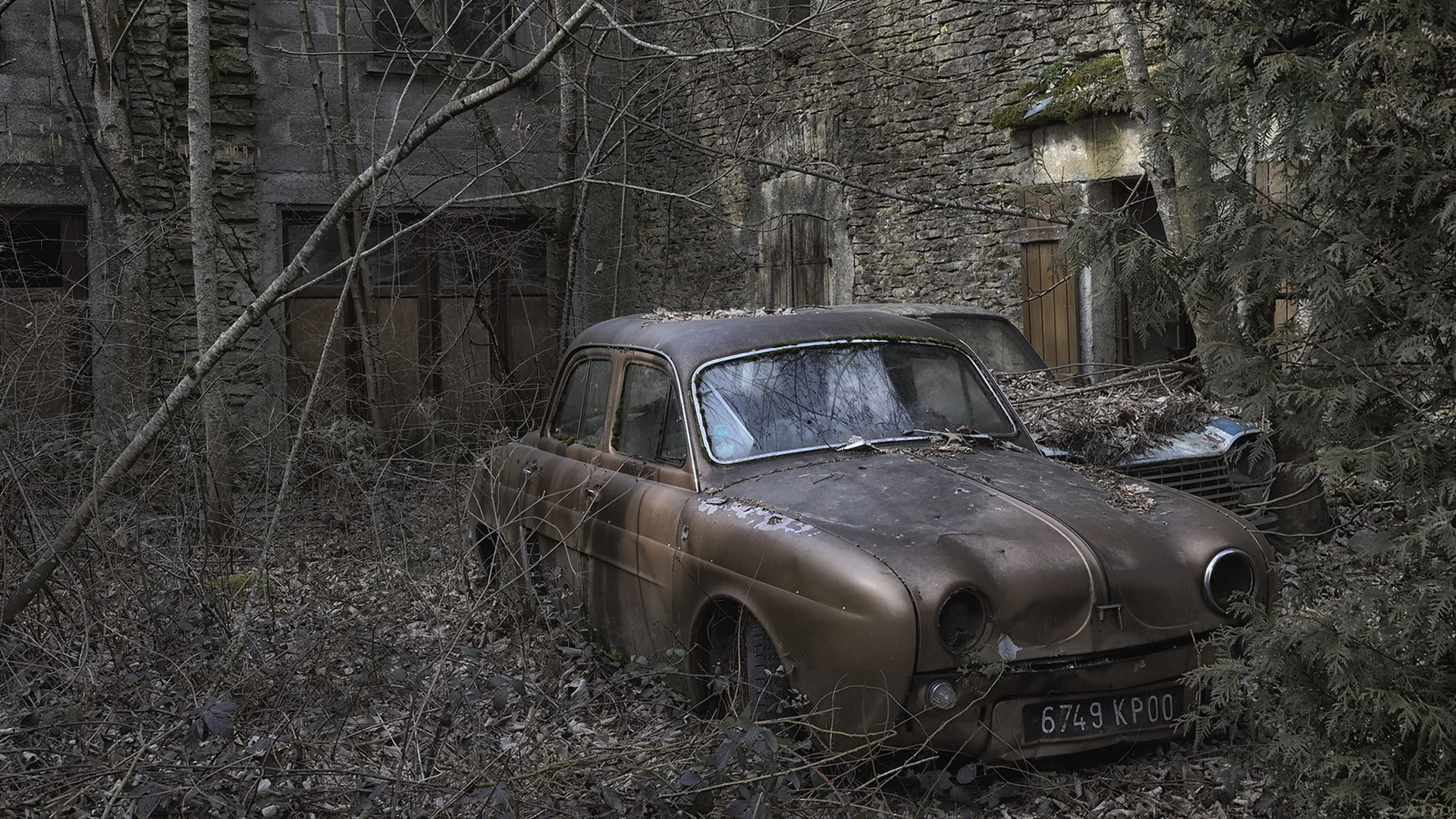 Voiture Vintage Brune Garée à Côté du Mur de Briques Brunes. Wallpaper in 1920x1080 Resolution