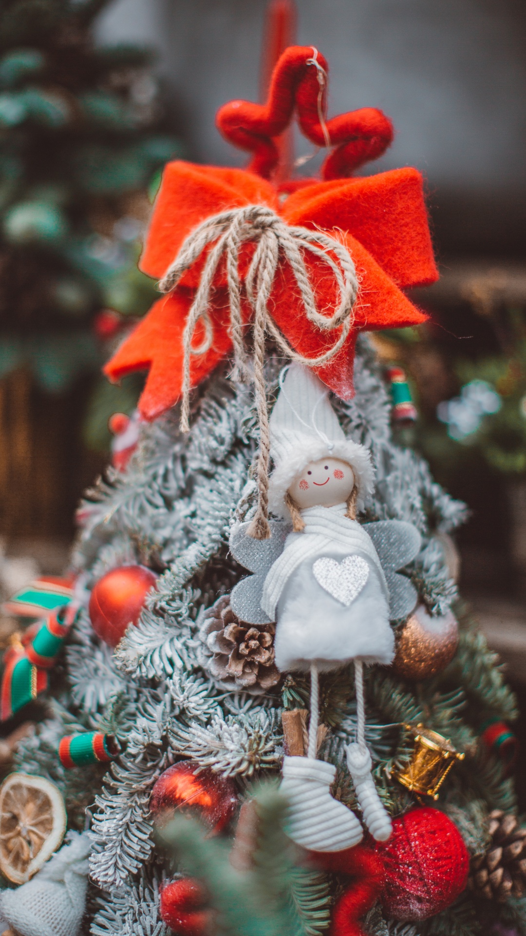 Red and White Angel Ornament. Wallpaper in 1080x1920 Resolution