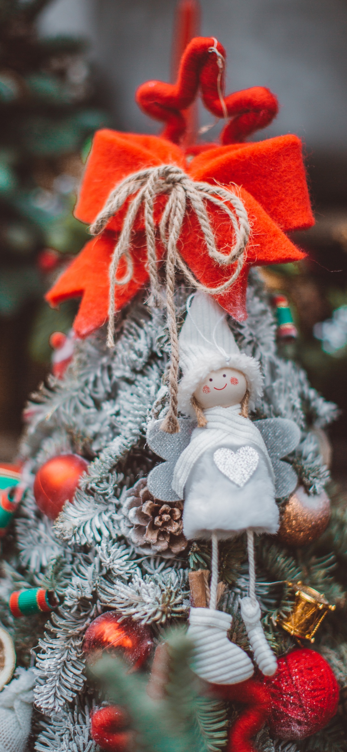 Red and White Angel Ornament. Wallpaper in 1125x2436 Resolution