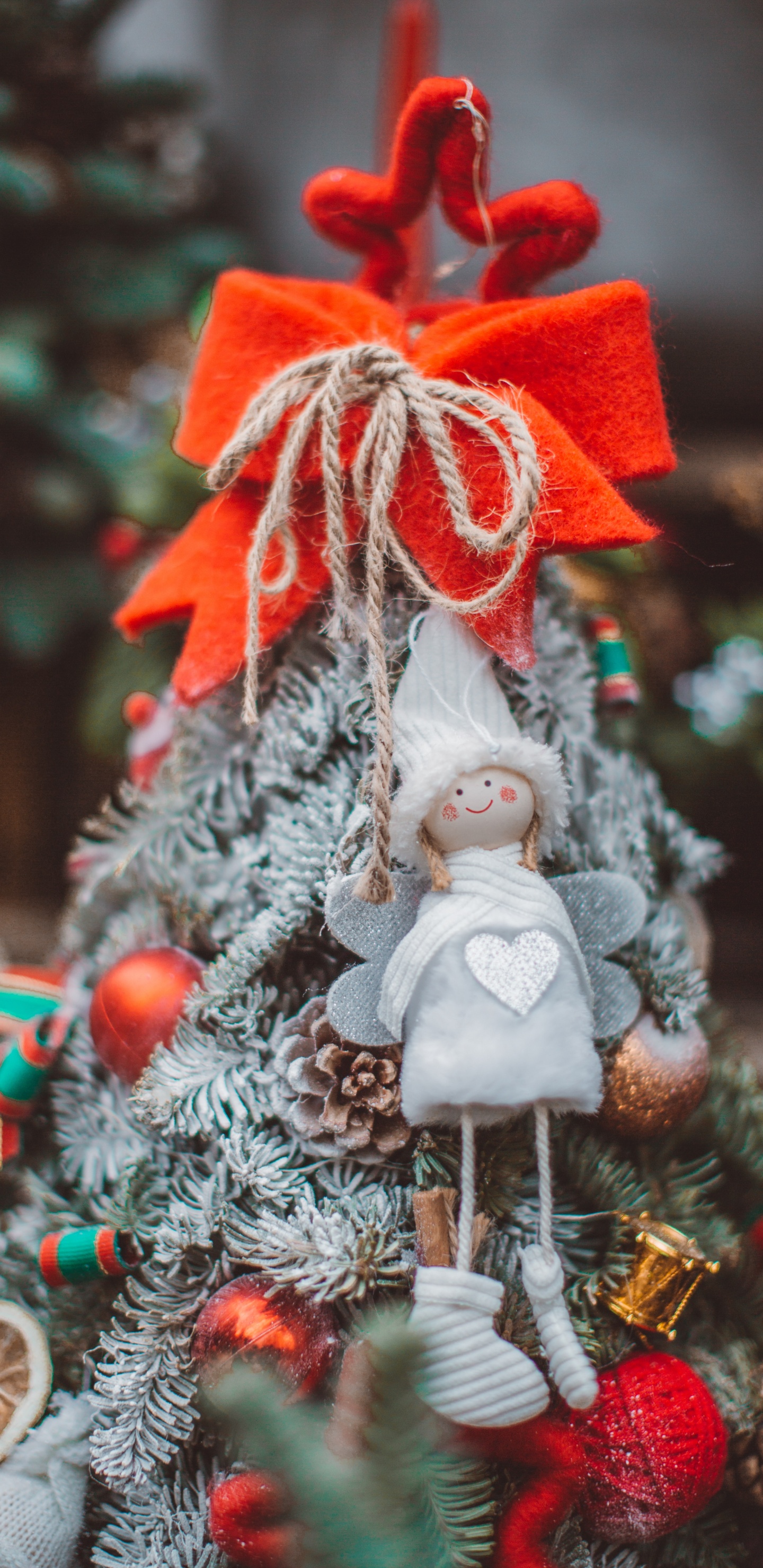 Red and White Angel Ornament. Wallpaper in 1440x2960 Resolution