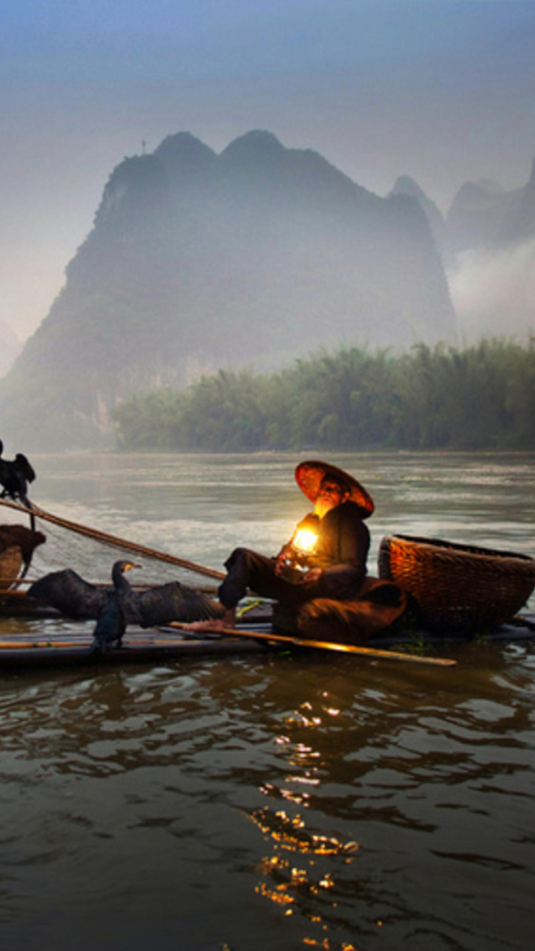 2 Hommes à Cheval Sur un Bateau Sur le Lac Pendant la Journée. Wallpaper in 750x1334 Resolution