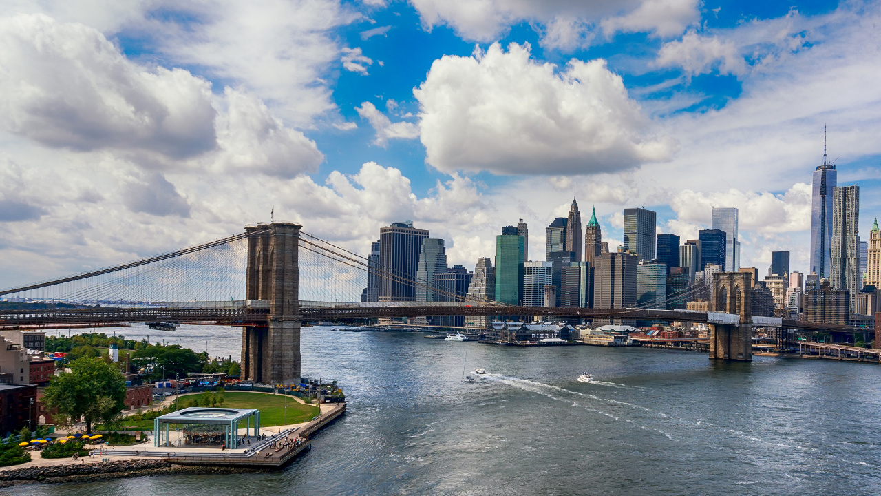 Barco Blanco y Marrón Sobre el Agua Cerca Del Puente Bajo un Cielo Azul y Nubes Blancas Durante el Día. Wallpaper in 1280x720 Resolution