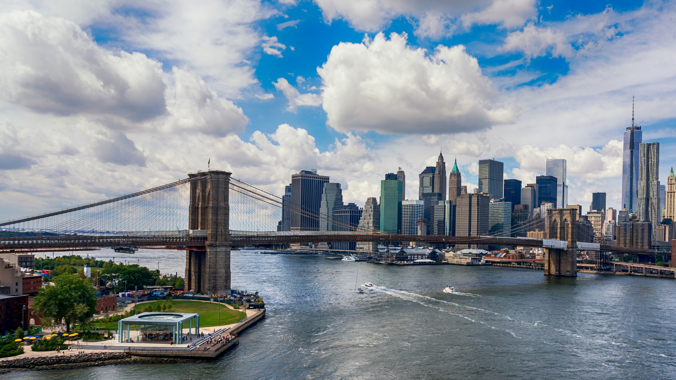 Weißes Und Braunes Boot Auf Dem Wasser in Der Nähe Der Brücke Unter Blauem Himmel Und Weißen Wolken Tagsüber. Wallpaper in 1366x768 Resolution