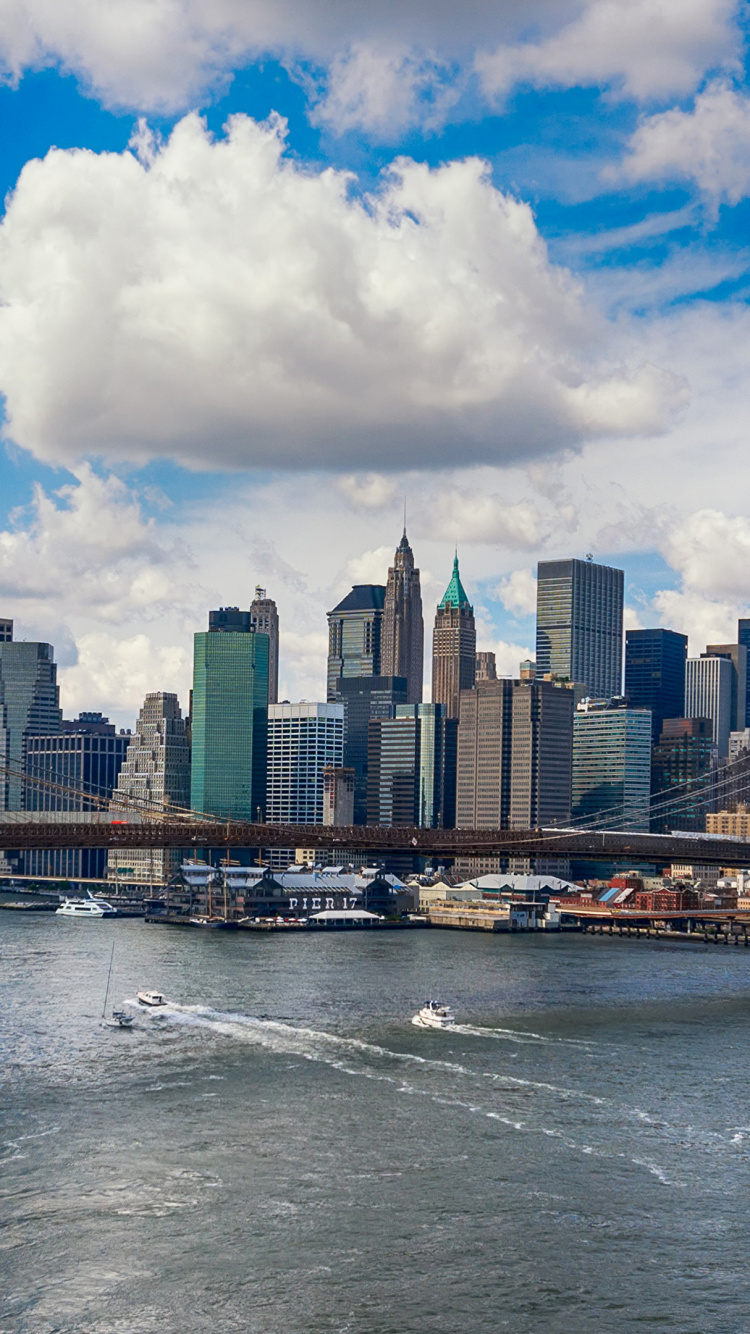 Weißes Und Braunes Boot Auf Dem Wasser in Der Nähe Der Brücke Unter Blauem Himmel Und Weißen Wolken Tagsüber. Wallpaper in 750x1334 Resolution