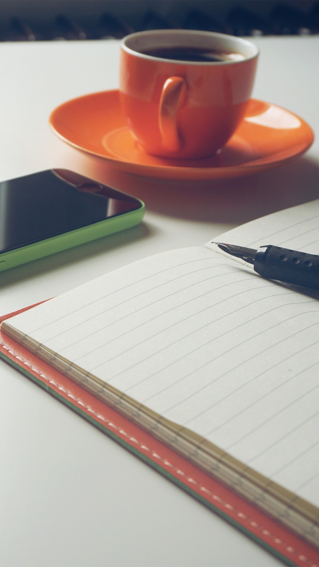 Tasse en Céramique Orange Sur Table Blanche. Wallpaper in 1080x1920 Resolution