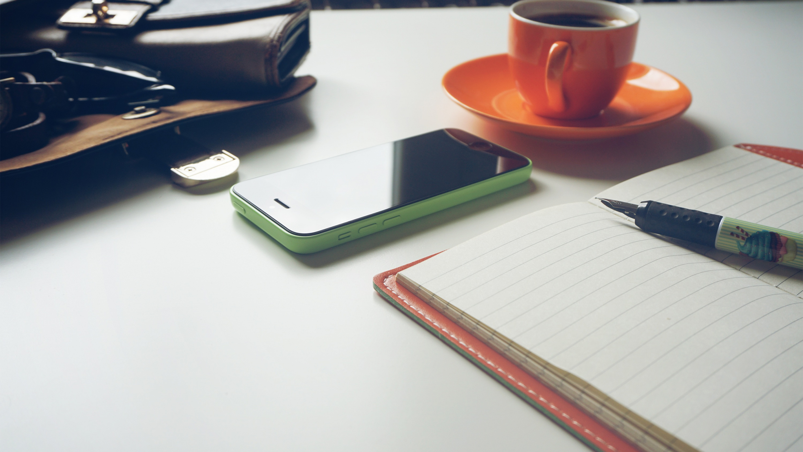 Tasse en Céramique Orange Sur Table Blanche. Wallpaper in 2560x1440 Resolution