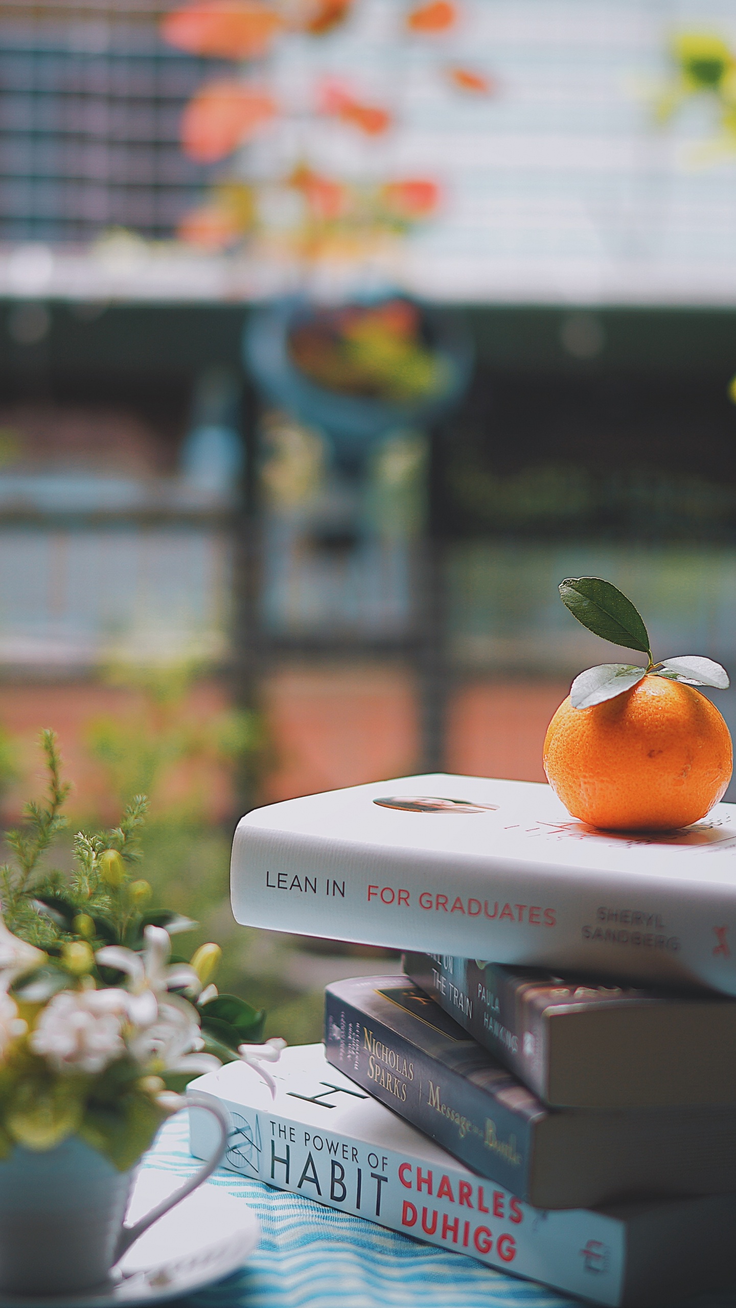 Bouquet de Fleurs Blanches et Oranges Sur Livre Blanc. Wallpaper in 1440x2560 Resolution