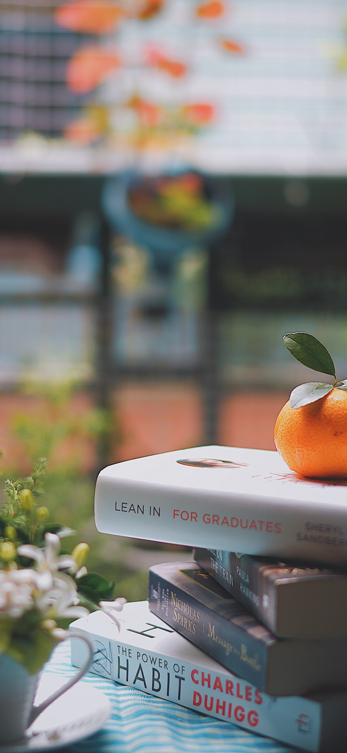 Weißer Und Oranger Blumenstrauß Auf Weißem Buch. Wallpaper in 1125x2436 Resolution