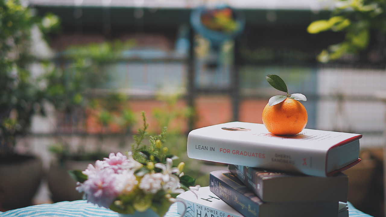 Ramo de Flores Blancas y Naranjas en el Libro Blanco. Wallpaper in 1280x720 Resolution