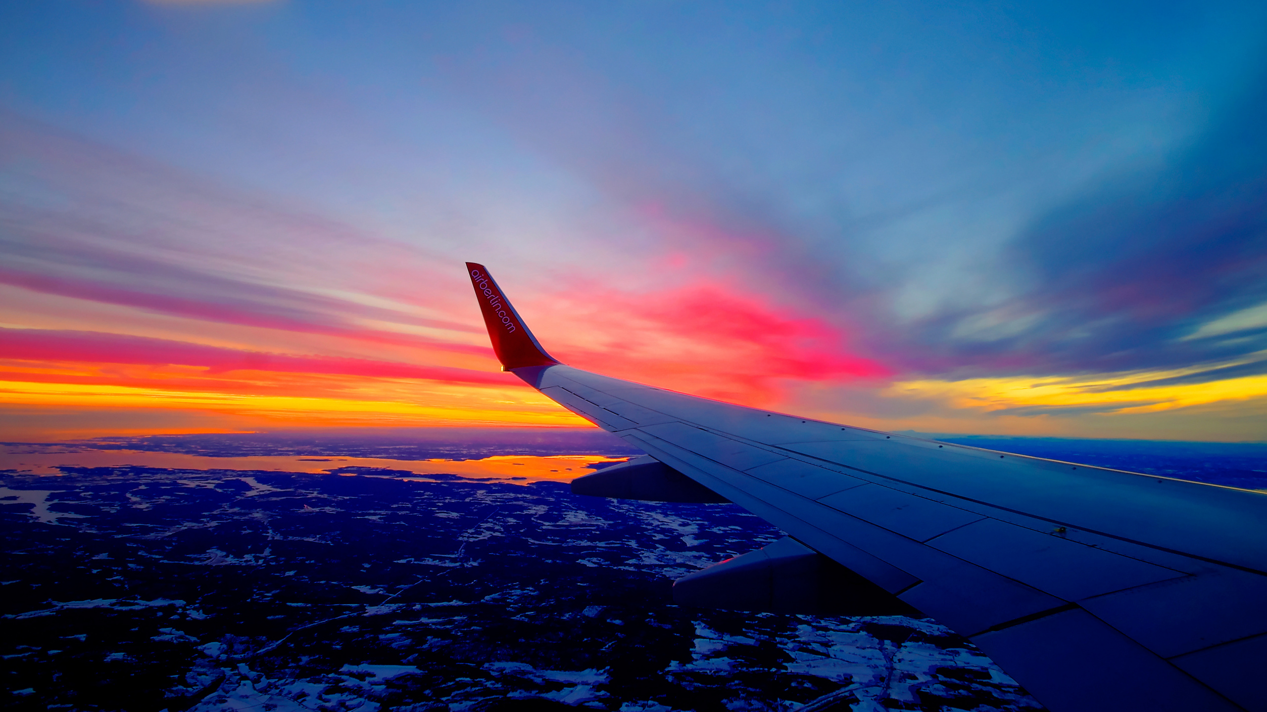 Weißer Flugzeugflügel Bei Sonnenuntergang. Wallpaper in 2560x1440 Resolution