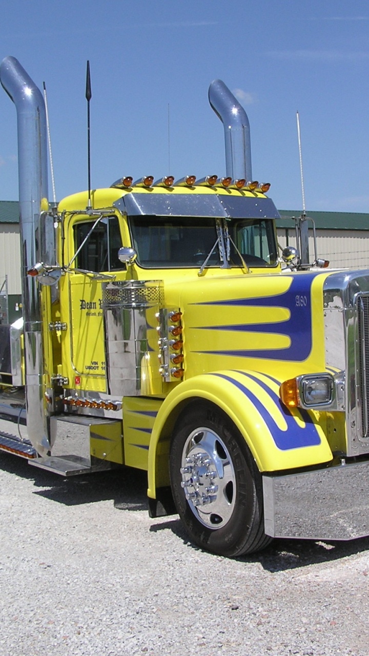 Camion Jaune Sur Route Goudronnée Grise Pendant la Journée. Wallpaper in 720x1280 Resolution