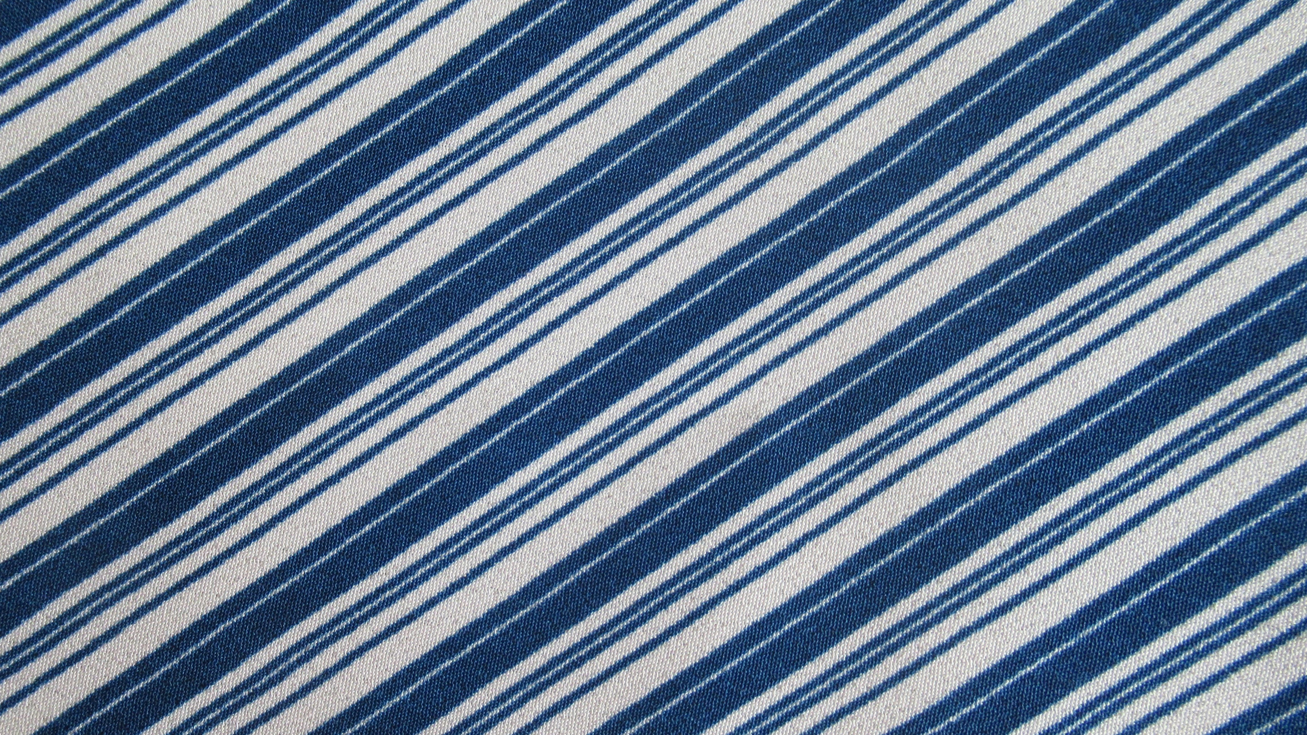 Blau-weiß Gestreiftes Textil. Wallpaper in 2560x1440 Resolution
